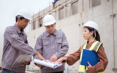 Mühendis ve mimari grupları bina duvarları ve konut binalarının temellerinin inşaatını denetler ve denetler.