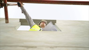 Mühendisler inşaat projelerini denetliyor ve konut binalarının duvarlarının ve temellerinin inşaatını denetliyor ve denetliyor