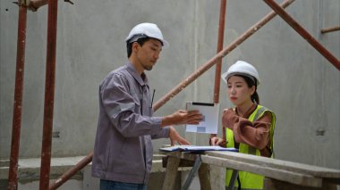 Mühendisler ve mimari müteahhitler, konut binalarının duvar ve temellerinin inşaatını denetler ve denetlerler.