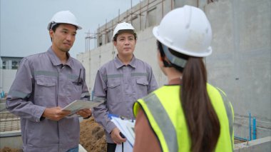Mühendis ve mimari grupları bina duvarları ve konut binalarının temellerinin inşaatını denetler ve denetler.