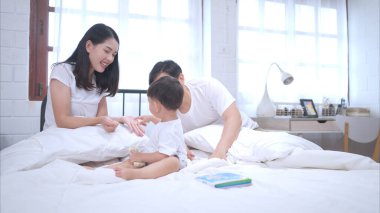 Çocukları yatırmadan önce, ebeveynler ve çocuklar dinlenip yatak odasında oynuyorlar.