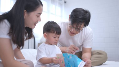 Çocukları yatırmadan önce, ebeveynler ve çocuklar dinlenip yatak odasında oynuyorlar.