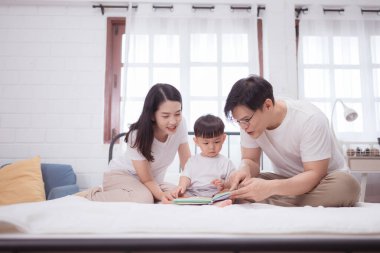 Çocukları yatırmadan önce, ebeveynler ve çocuklar dinlenip yatak odasında oynuyorlar.