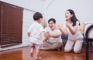Çocukları yatırmadan önce, ebeveynler ve çocuklar dinlenip yatak odasında oynuyorlar.