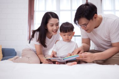 Çocukları yatırmadan önce, ebeveynler ve çocuklar dinlenip yatak odasında oynuyorlar.