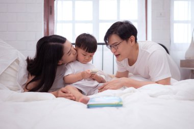 Çocukları yatırmadan önce, ebeveynler ve çocuklar dinlenip yatak odasında oynuyorlar.