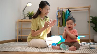 Annesiyle kahvaltı yapan küçük çocuk onu yıkamadan önce besliyor.