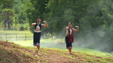 Geleneksel dansçılarla bir çiftçi ve pirinç ayini.