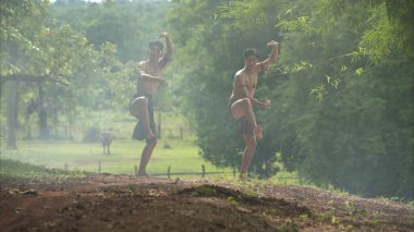 Geleneksel dansçılarla bir çiftçi ve pirinç ayini.