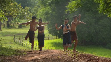 Geleneksel dansçılarla bir çiftçi ve pirinç ayini.