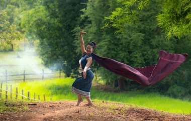 Geleneksel dansçılarla bir çiftçi ve pirinç ayini.