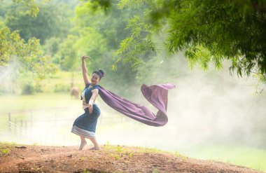 Geleneksel dansçılarla bir çiftçi ve pirinç ayini.