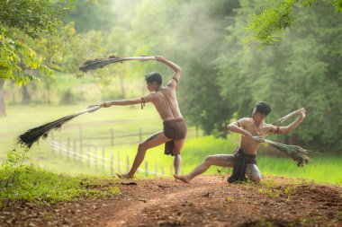 Geleneksel dansçılarla bir çiftçi ve pirinç ayini.