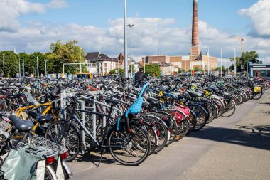 Gent, Belçika 'da bisiklet parkı. Tren istasyonunun önünde. Belçika 'da çok popüler bir ulaşım aracı..