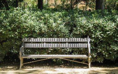 Bahçe ve halka açık bank, dinlenmek için kullanılıyor. Tahtadan, metalden ya da betondan yapılmış ve çok renkli. Çeşitli stiller ve silgiyle. Mimarlık ve tasarım.
