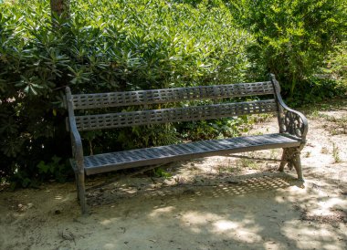 Bahçe ve halka açık bank, dinlenmek için kullanılıyor. Tahtadan, metalden ya da betondan yapılmış ve çok renkli. Çeşitli stiller ve silgiyle. Mimarlık ve tasarım.