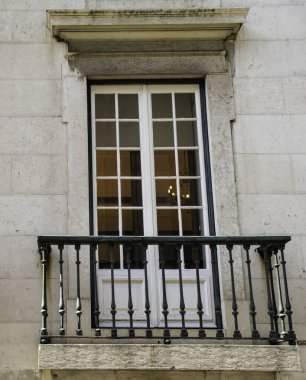 Kapılar, bazıları eski, bazıları ortaçağ, bazıları çağdaş. Güzel kapılar ve neredeyse hepsi Avrupalı. Dünyanın dört bir yanından gelen güçlü ve çok eski kapılar koleksiyonu.