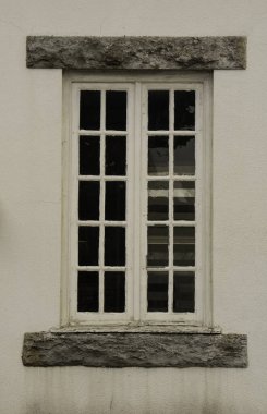 Pencereler ve boyalı camlar, ortaçağ ve çağdaş koleksiyonlar, çoğu Avrupa 'dan. Benzersiz mimari ve tasarımı olan güzel pencereler.