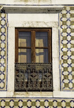 Pencereler ve boyalı camlar, ortaçağ ve çağdaş koleksiyonlar, çoğu Avrupa 'dan. Benzersiz mimari ve tasarımı olan güzel pencereler.