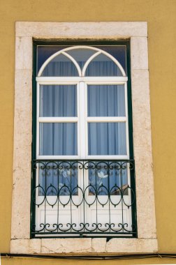 Pencereler ve boyalı camlar, ortaçağ ve çağdaş koleksiyonlar, çoğu Avrupa 'dan. Benzersiz mimari ve tasarımı olan güzel pencereler.