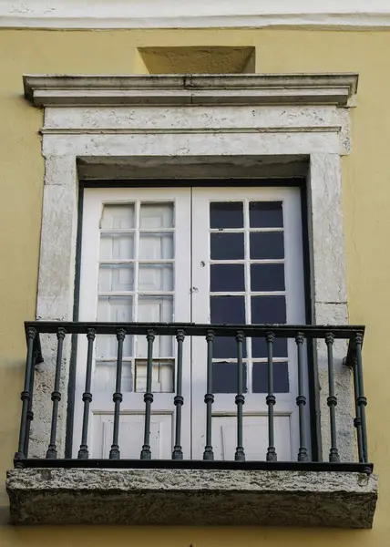 Kapılar, bazıları eski, bazıları ortaçağ, bazıları çağdaş. Güzel kapılar ve neredeyse hepsi Avrupalı. Dünyanın dört bir yanından gelen güçlü ve çok eski kapılar koleksiyonu.