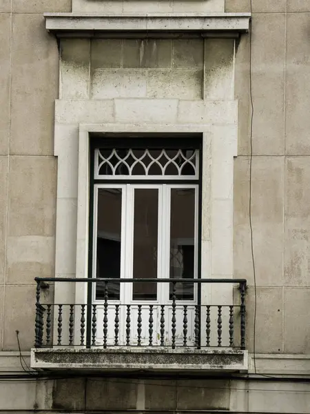 Pencereler ve boyalı camlar, ortaçağ ve çağdaş koleksiyonlar, çoğu Avrupa 'dan. Benzersiz mimari ve tasarımı olan güzel pencereler.