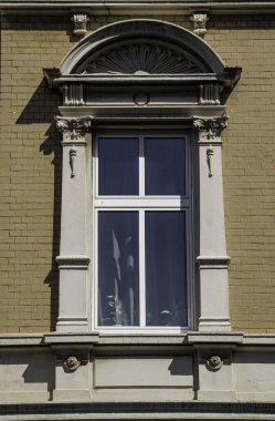 Pencereler ve boyalı camlar, ortaçağ ve çağdaş koleksiyonlar, çoğu Avrupa 'dan. Benzersiz mimari ve tasarımı olan güzel pencereler.