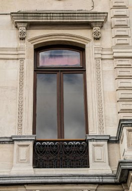 Pencereler ve boyalı camlar, ortaçağ ve çağdaş koleksiyonlar, çoğu Avrupa 'dan. Benzersiz mimari ve tasarımı olan güzel pencereler.