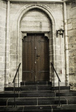 Kapılar, bazıları eski, bazıları ortaçağ, bazıları çağdaş. Güzel kapılar ve neredeyse hepsi Avrupalı. Dünyanın dört bir yanından gelen güçlü ve çok eski kapılar koleksiyonu.