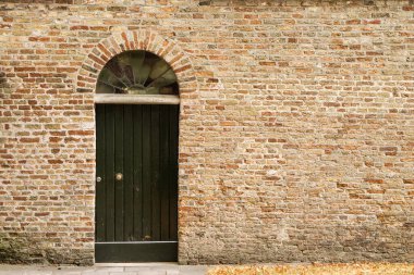 Kapılar, bazıları eski, bazıları ortaçağ, bazıları çağdaş. Güzel kapılar ve neredeyse hepsi Avrupalı. Dünyanın dört bir yanından gelen güçlü ve çok eski kapılar koleksiyonu.