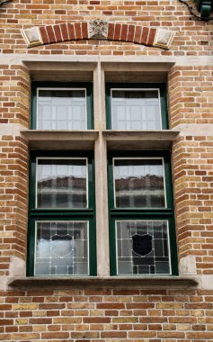 Pencereler ve boyalı camlar, ortaçağ ve çağdaş koleksiyonlar, çoğu Avrupa 'dan. Benzersiz mimari ve tasarımı olan güzel pencereler.