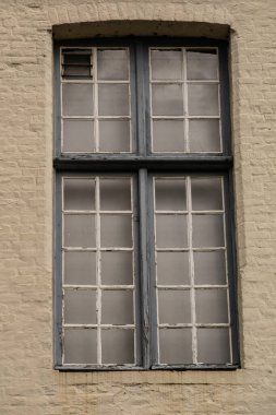 Pencereler ve boyalı camlar, ortaçağ ve çağdaş koleksiyonlar, çoğu Avrupa 'dan. Benzersiz mimari ve tasarımı olan güzel pencereler.