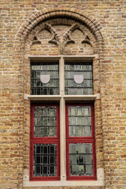Pencereler ve boyalı camlar, ortaçağ ve çağdaş koleksiyonlar, çoğu Avrupa 'dan. Benzersiz mimari ve tasarımı olan güzel pencereler.