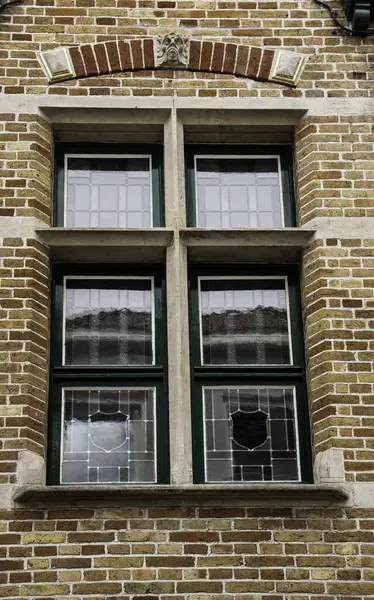 Pencereler ve boyalı camlar, ortaçağ ve çağdaş koleksiyonlar, çoğu Avrupa 'dan. Benzersiz mimari ve tasarımı olan güzel pencereler.