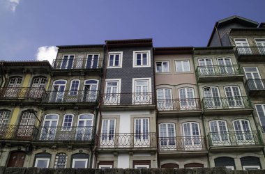 Pencereler ve boyalı camlar, ortaçağ ve çağdaş koleksiyonlar, çoğu Avrupa 'dan. Benzersiz mimari ve tasarımı olan güzel pencereler.