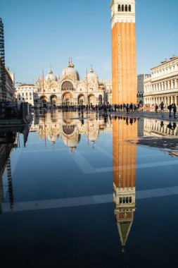 Venedik, kanalları ve antik binaları ile dünyanın en çok ziyaret edilen şehirlerinden biridir. İtalya 'da yer alır. Köprüler ve iskelelerle.