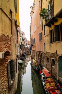 Venedik, kanalları ve antik binaları ile dünyanın en çok ziyaret edilen şehirlerinden biridir. İtalya 'da yer alır. Köprüler ve iskelelerle.
