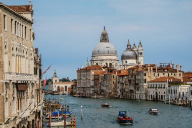 Venedik, kanalları ve antik binaları ile dünyanın en çok ziyaret edilen şehirlerinden biridir. İtalya 'da yer alır. Köprüler ve iskelelerle.