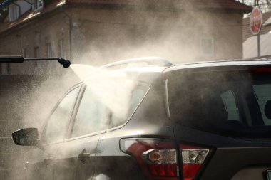 Araba yıkamada yüksek basınçlı çamaşır makinesiyle yıkanır (araba yıkama serisinin bir bölümü).).