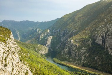 Hırvatistan 'daki Cetina Nehri Kanyonu, Omis kasabası yakınlarında güneşli bir yaz günü.