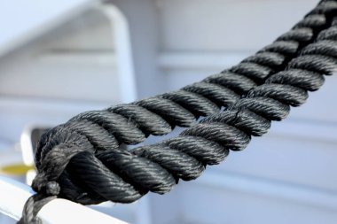 Yolcu gemisi siyah bir halatla bağlanmış, dokusu çok belirgin.