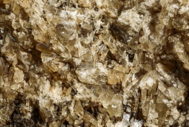 Denizin kayalık kıyılarında güneşin altında elmas ve değerli taşlar gibi parlayan deniz tuzu yatakları vardır..