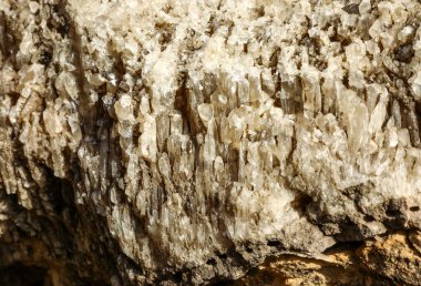 Güneş tarafından aydınlatılan deniz tuzu kristalleri değerli taşlar gibi parıldıyor ve parlıyor..