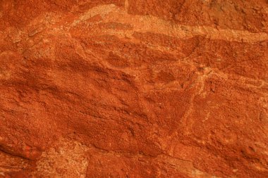 Göz kamaştırıcı, hayret verici bir kumtaşı zemin. Taşın yapısı ve deseni açıkça görülüyor..