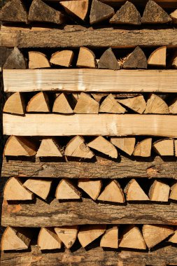 Düzgün istiflenmiş odun yığınları kereste fabrikasının bahçesinde (