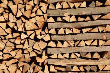 Satılık yakacak odun düzgünce odun yığınına dizilir (