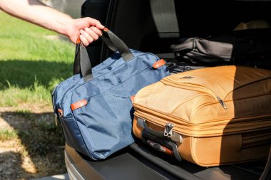 Bagajdan çıkarılan bir adam güneşli bir yaz gününde bir otele varır ve tatile başlamaya hazırdır (