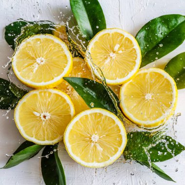 Canlı Limon Dilimleri Su Damlacıkları ve Yeşil Yapraklar Beyaz Arkaplanda