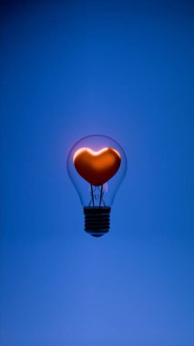 Mavi arka planda cam ampulün içinde kalp şeklinde iplik olan ampul metal taban ve destek kablolarını gösteriyor.