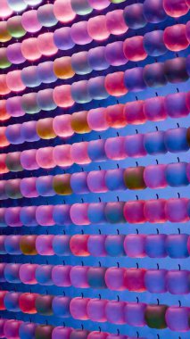 Arkasında dikey dikdörtgen şekilleri olan sıra ve sütunlarda sıralanmış elmalar